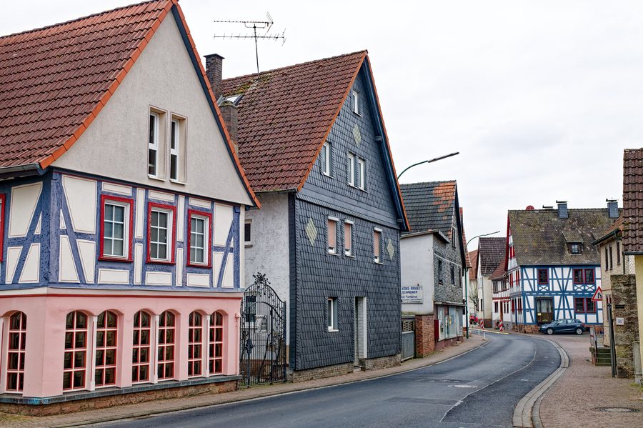 Historische Altstadt von Steinau an der Straße mit Fachwerkhäusern und Brückentor