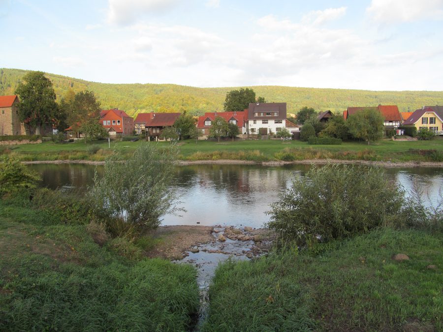 Mündung des Hemelbach in die Weser nördlich von Reinhardshagen-Veckerhagen