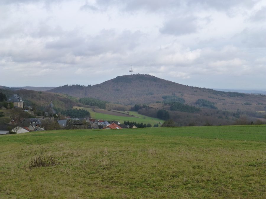 Dünsberg bei Fellingshausen mit Blick von der L 3474 bei Königsberg