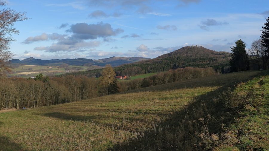 Blick auf die Burgruine Ebersburg vor der Landschaft der Rhön