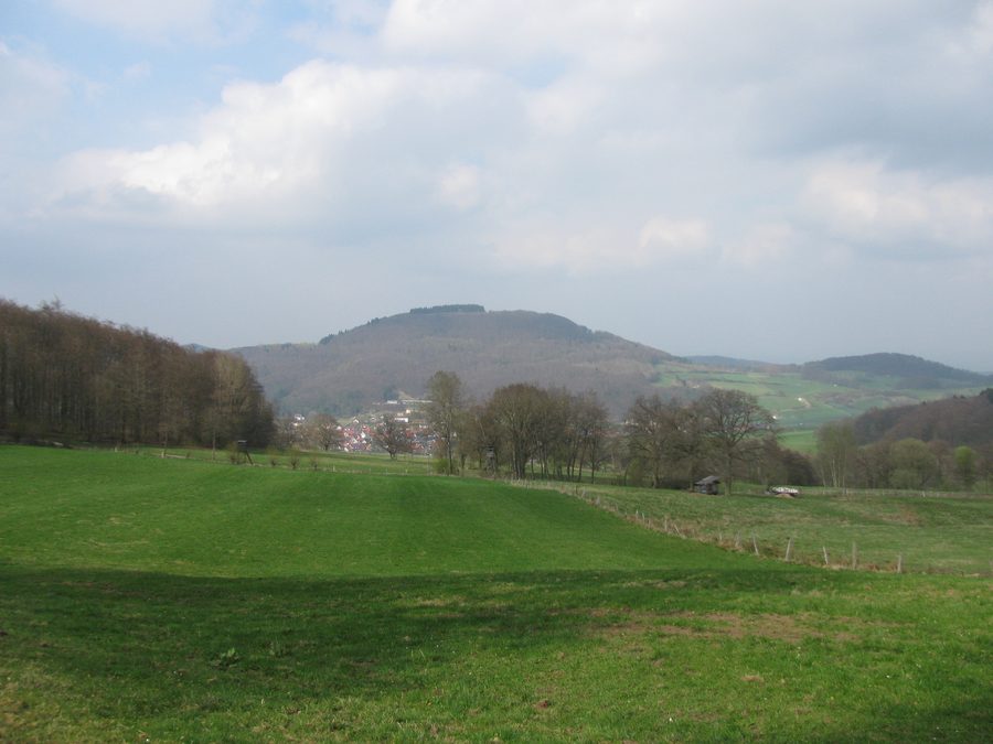 Blick auf den Hohen Dörnberg bei Dörnberg im Landkreis Kassel