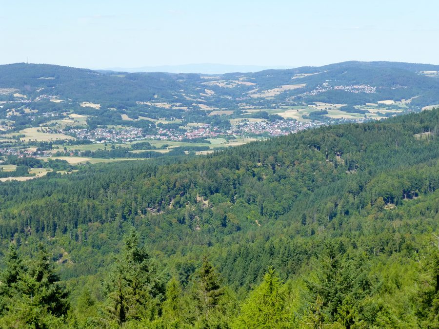 Blick vom Trommturm nach Nordwesten über Fürth im Odenwald bis zum Taunus