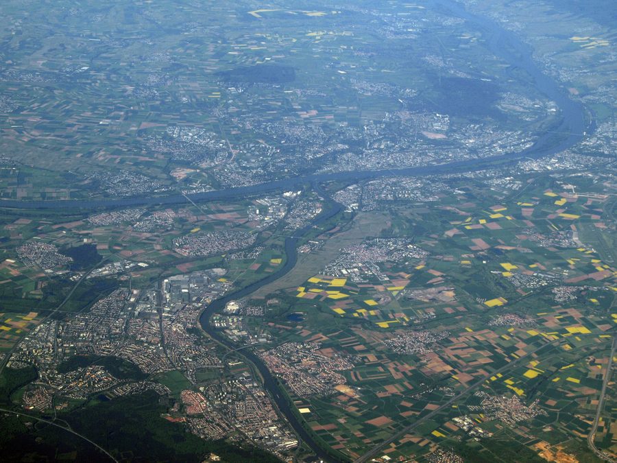 Luftbild der Mainmündung in den Rhein