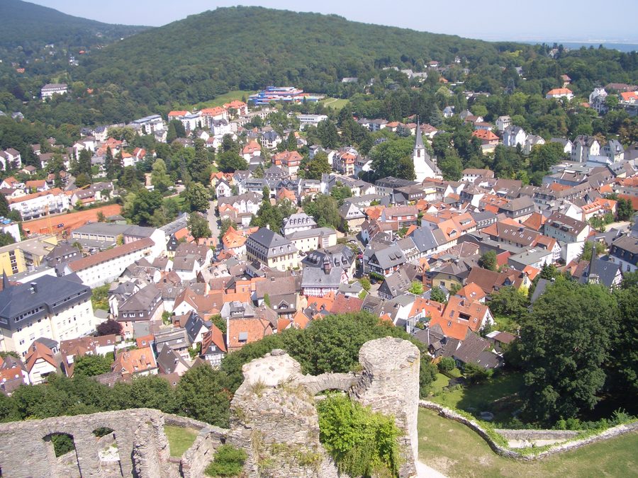 Blick von der Burgruine Königstein über die Stadt Königstein im Taunus