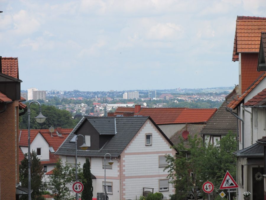Blick von Rengershausen in Baunatal nach Kassel mit Gebäuden an der Friedrich-Ebert-Straße