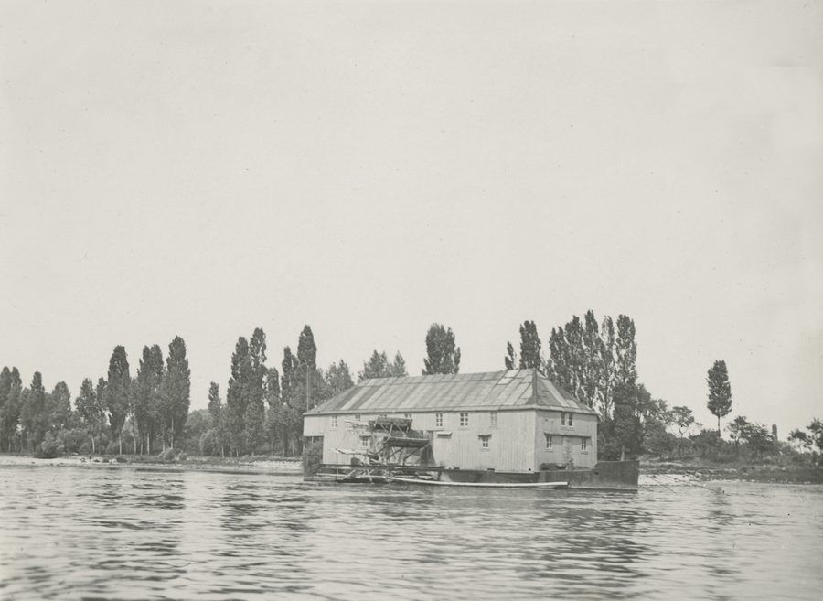 Historische Ginsheimer Schiffsmühle auf dem Rhein im Jahr 1930