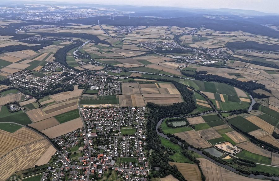 Luftaufnahme von Haldorf in Edermünde mit der Eder im Vordergrund