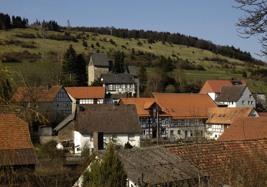 Dorfansicht von Welleringhausen mit dem Naturschutzgebiet Grotenberg oberhalb des Ortes