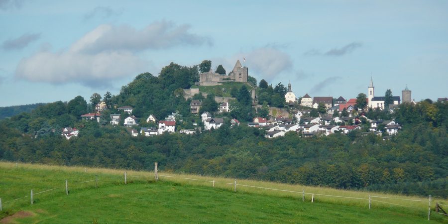 Blick auf die Burg Lindenfels und das historische Ortsbild