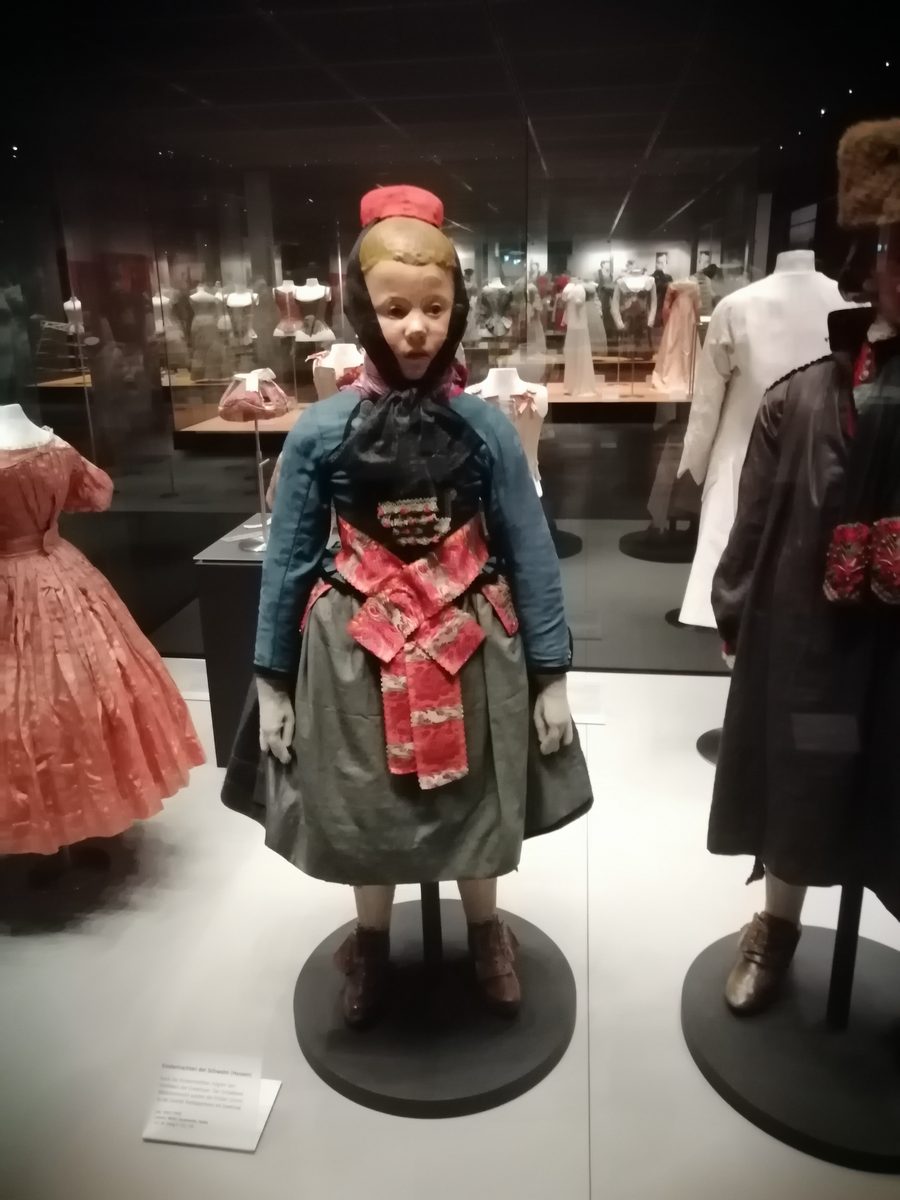 Schwälmer Tracht in Rotkäppchen-Ausführung