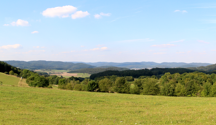 Aussicht vom Wurstberg bei Holzhausen in Dautphetal auf die bewaldete Mittelgebirgslandschaft