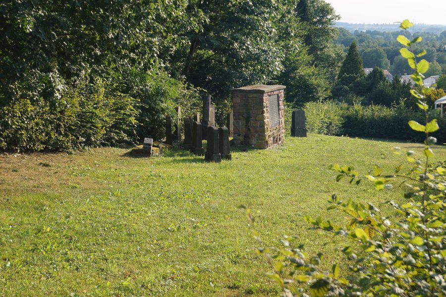 Jüdischer Friedhof Büdesheim in Hessen mit Mahnmal und Grabsteinen
