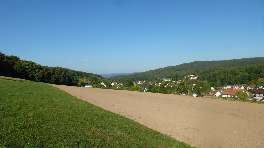 Haingrund im Odenwald, Blick über den Ort und die bewaldete Umgebung