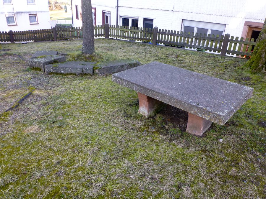 Richtplatz mit Steinbank und Steintisch im Kirchhof der Pfarrkirche von Güttersbach
