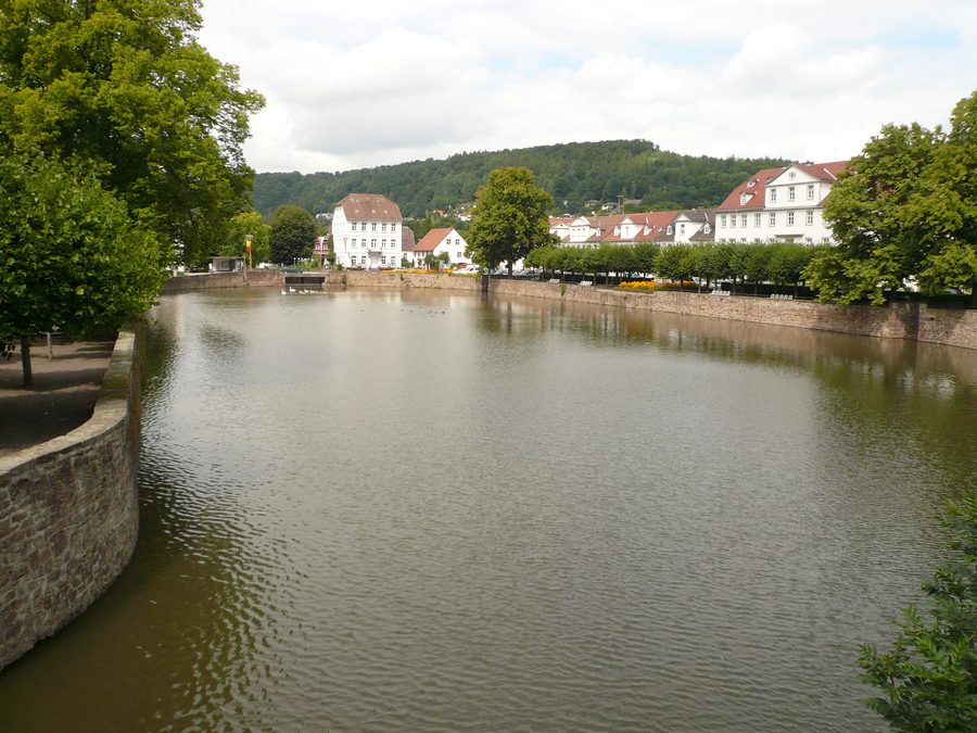 Barockhafen von Bad Karlshafen mit hellem historischem Häuserensemble