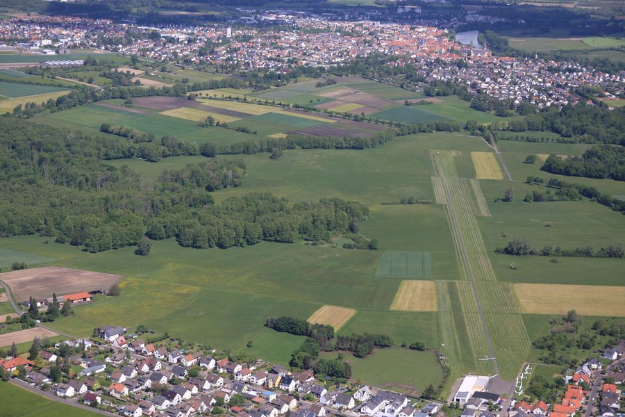 Luftaufnahme vom Flugplatz Mainhausen-Zellhausen mit dem Naturschutzgebiet Zellerbruch von Seligenstadt und Zellhausen im Vordergrund