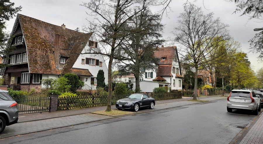 Straßenansicht der Ernst-Ludwig-Allee in der Villenkolonie Buchschlag in Dreieich