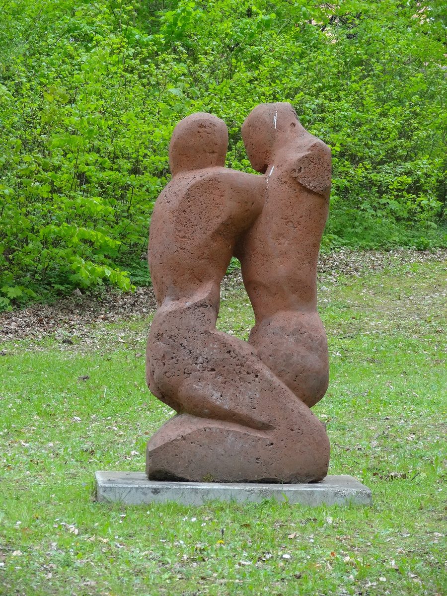 Zwei großformatige Skulpturen aus Michelnauer Tuff im Skulpturenpark von Bad Salzhausen