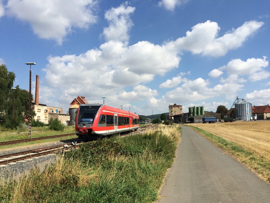 Twiste-Radweg zwischen dem Twistesee und Volkmarsen mit einem Triebwagen der Kurhessenbahn