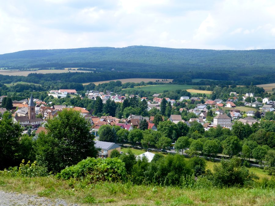 Blick vom Burggelände über Jesberg zum Wüstegarten