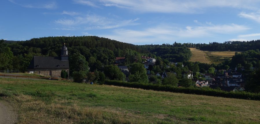 Blick auf den Junkernberg und den Arnoldshainer Wiesenhang bei Arnoldshain im Taunus