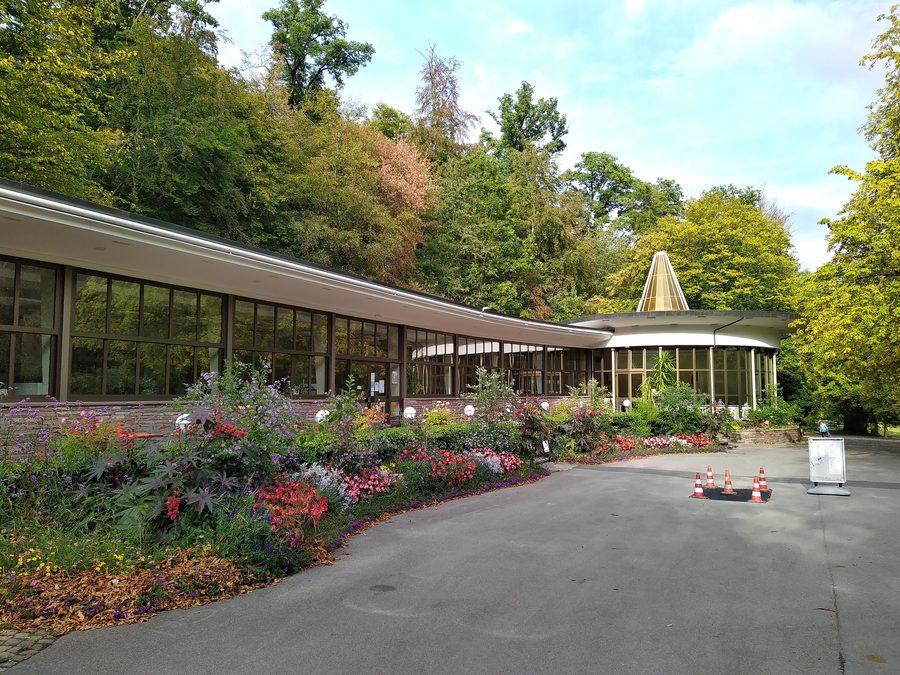 Kurpark in Bad Wildungen mit gepflegten Grünanlagen und Spazierwegen