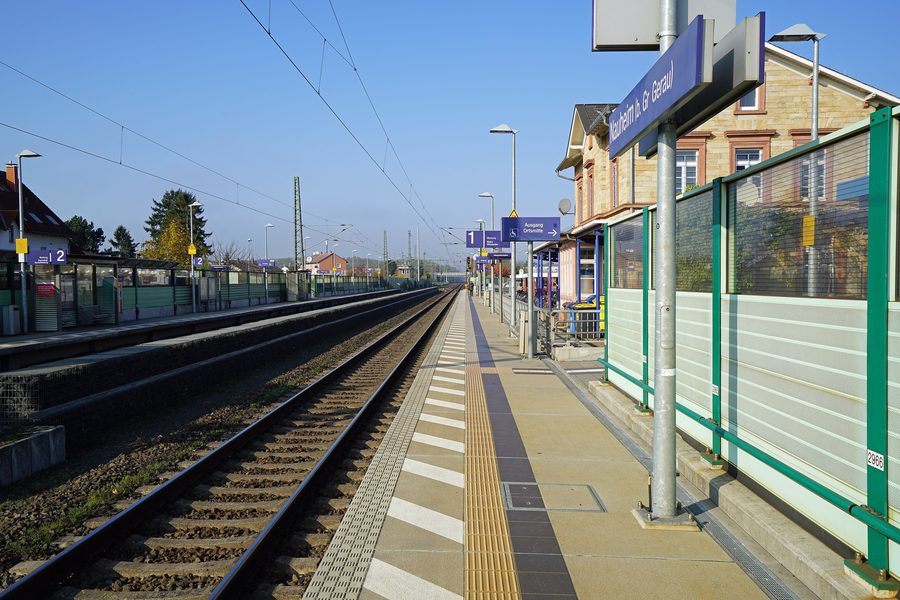 Bahnsteige des Bahnhofs Nauheim (b Groß-Gerau) in Nauheim in Hessen
