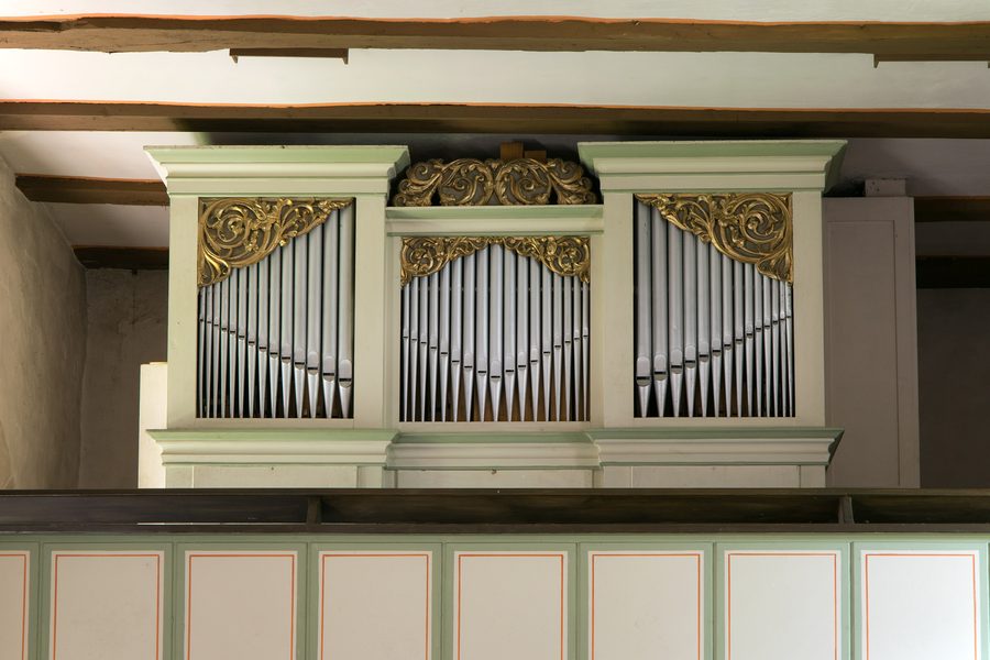 Orgel in der spätromanischen St.-Pankratius-Kirche in Neerdar