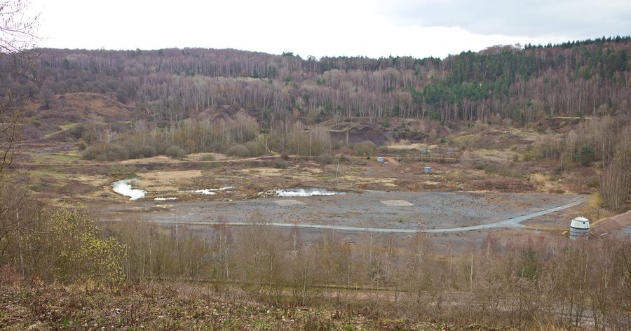 Blick auf die Grube Messel, Weltnaturerbe, vom oberen Abschnitt der Zufahrtstraße