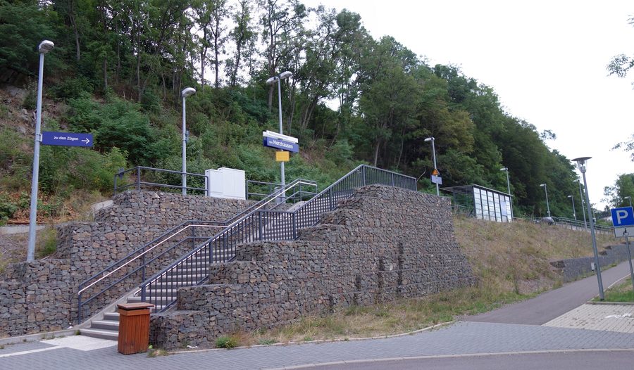 Südwestansicht des Nationalparkbahnhofs Vöhl-Herzhausen in der Gemeinde Vöhl