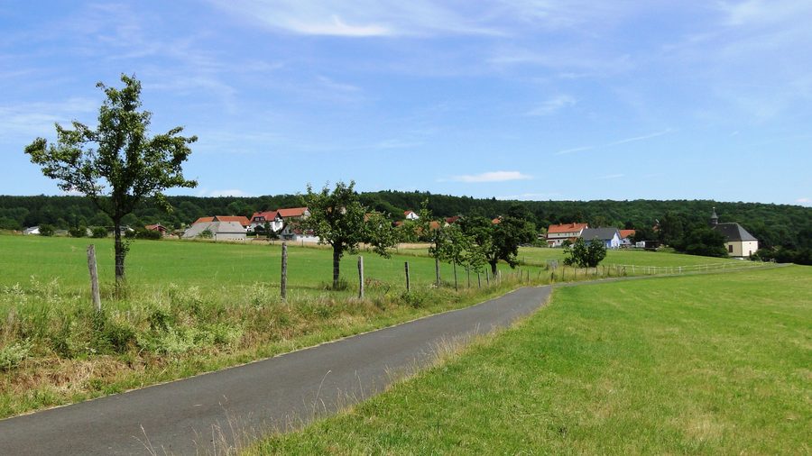 Blick auf Alsberg, einen Ortsteil von Bad Soden-Salmünster, mit der Wallfahrtskirche Heilig Kreuz