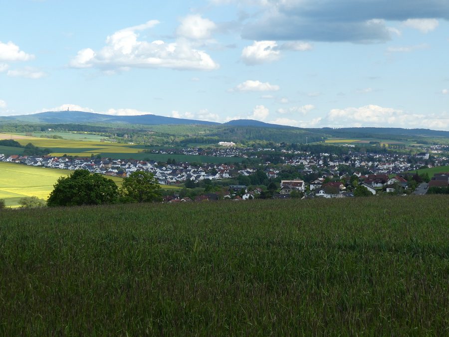 Blick aus nordwestlicher Richtung auf Bad Camberg, dahinter der Hochtaunus