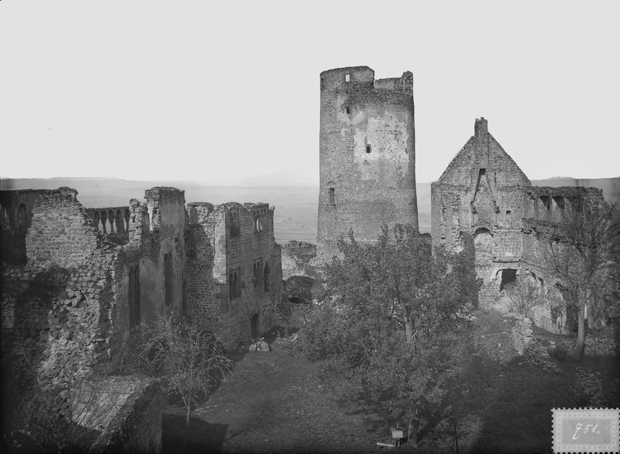 Burg Münzenberg mit zwei markanten Bergfrieden