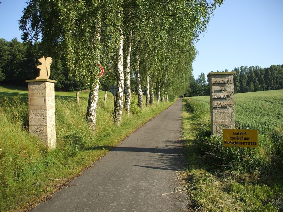 Zufahrt zum Gut Malberg an der Korbacher Straße in Ober-Waroldern
