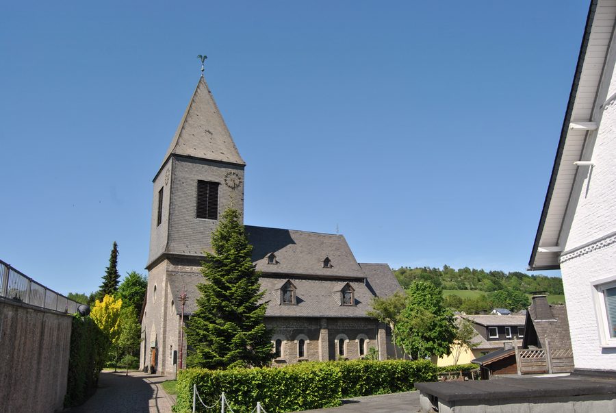 Blick von Süden auf die evangelische Kilianskirche in Usseln bei Willingen im Upland