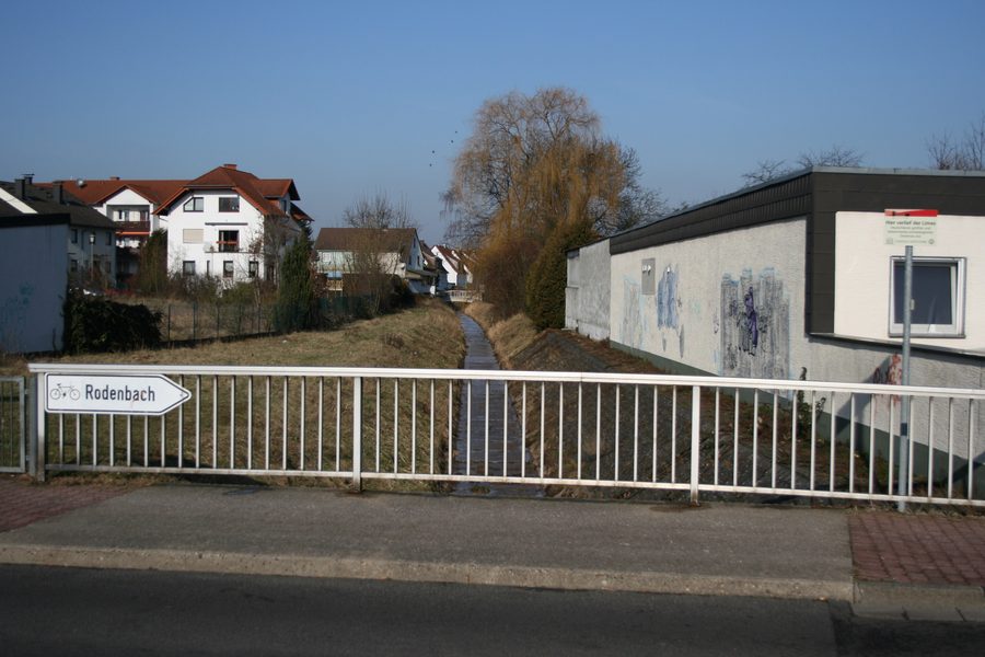 Landwehrgraben und Hinweisschild am Limes in Erlensee-Langendiebach