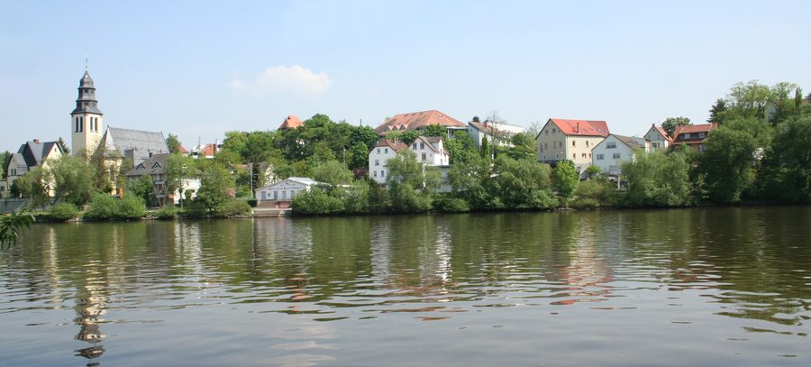 Kelsterbach vom gegenüberliegenden Mainufer aus gesehen