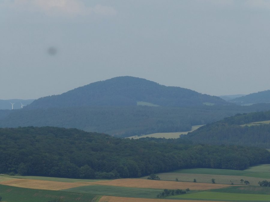 Blick von der Nordostflanke des Gehilfersbergs bei Rasdorf zum Ulsterberg