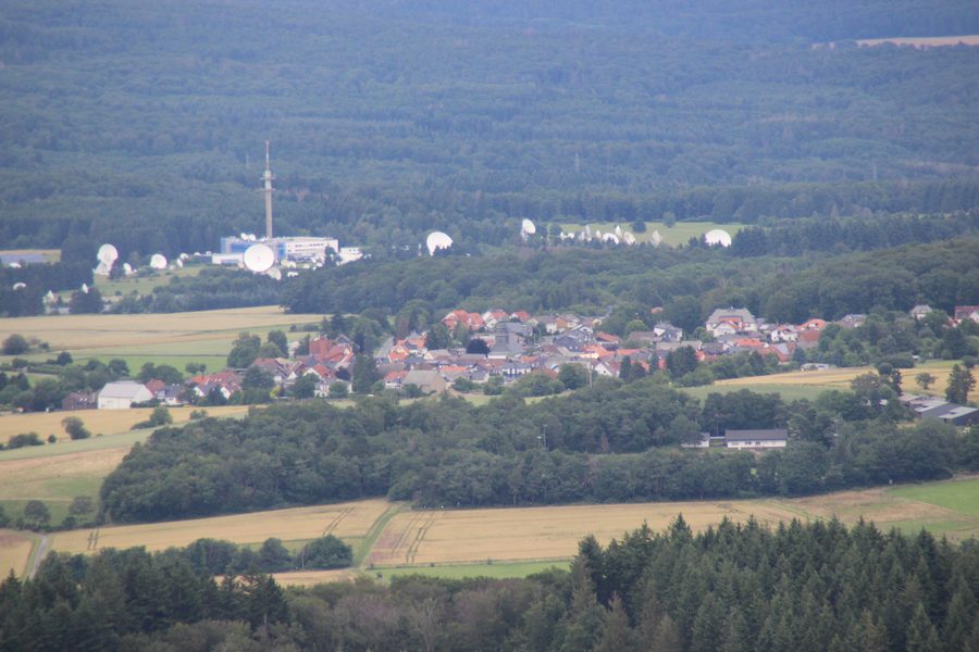 Ortsteil Merzhausen in der hessischen Gemeinde Willingshausen vom Aussichtsturm Pferdskopf aus gesehen