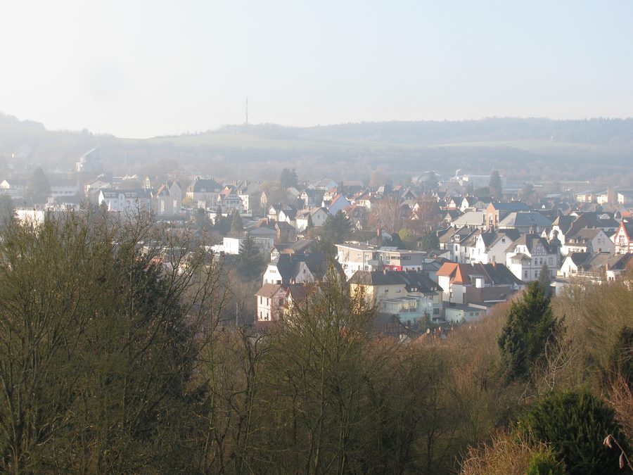 Blick von der Straße Taubenberg über das Bahnhofsviertel in Idstein mit einem Fachwerkgiebel rechts im Bild
