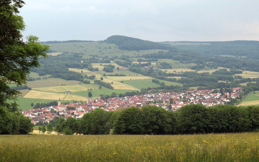 Blick auf Wüstensachsen und das Naturschutzgebiet Stirnberg bei Ehrenberg in der Rhön