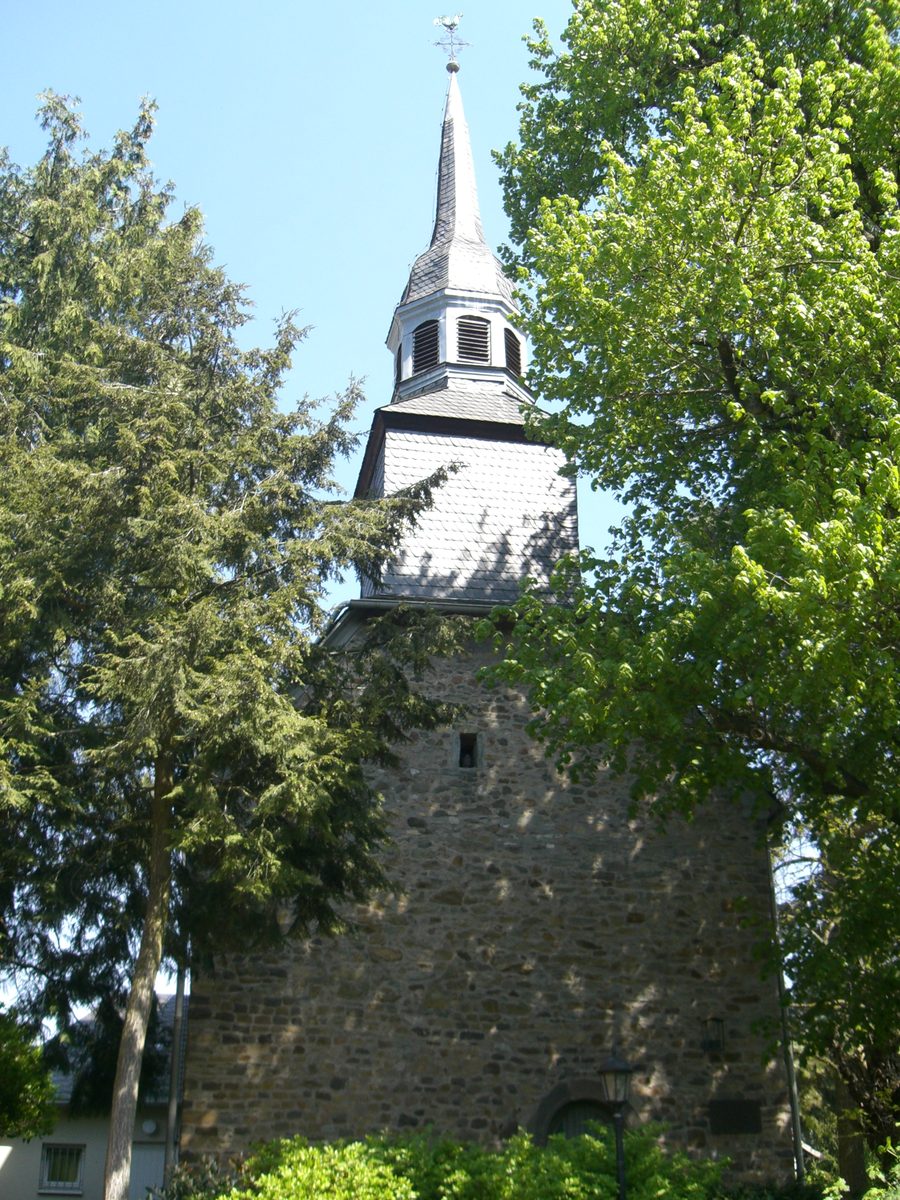 St. Georgskirche Steinbach Taunus Westseite mit Glockenturm