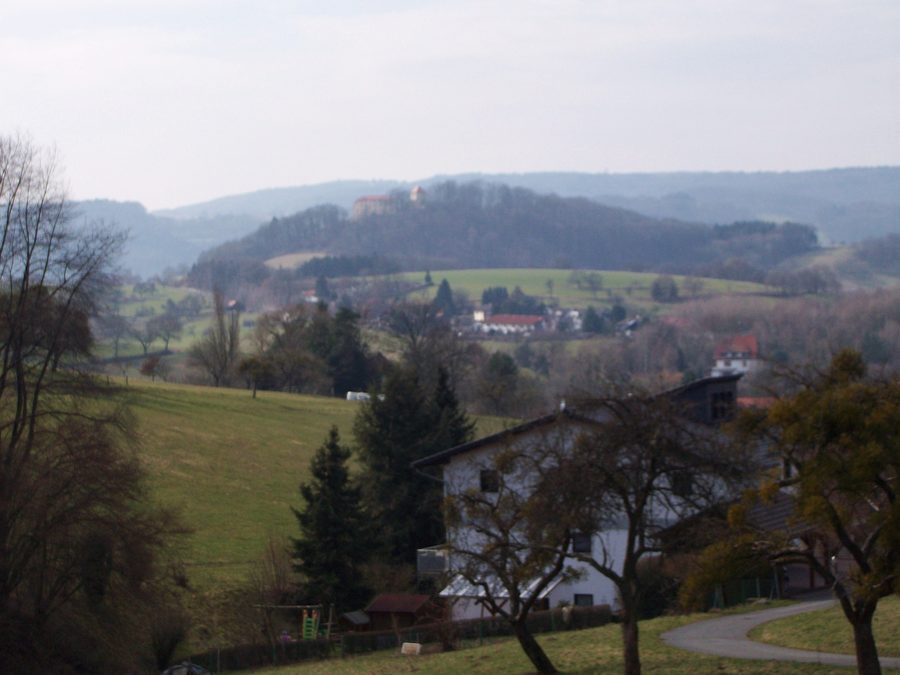 Blick ins Gersprenztal auf die Burg und Schloss Reichenberg bei Reichelsheim im Odenwald