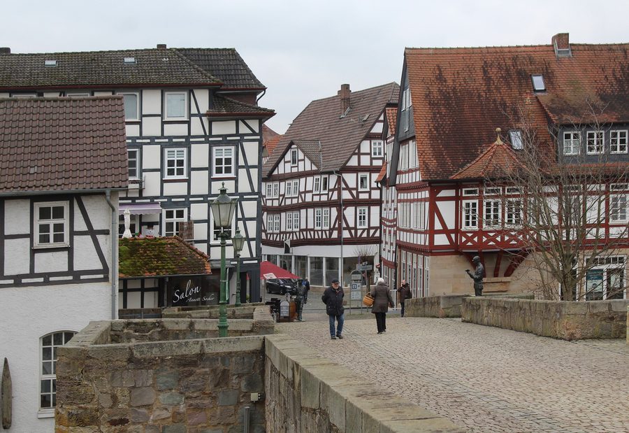 Blick von der Bartenwetzerbrücke in die Brückenstraße in Melsungen