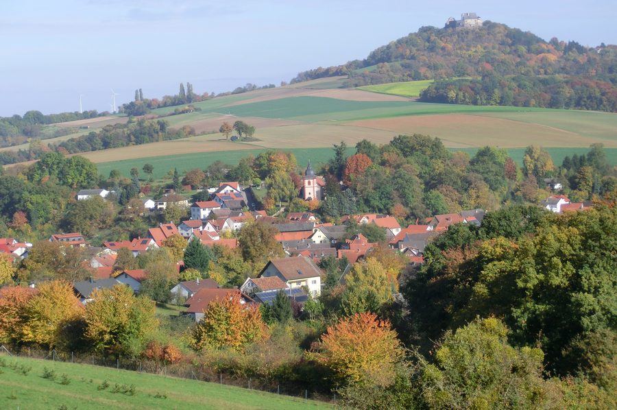 Veste Otzberg auf einem Basaltkegel über der Landschaft bei Ober-Klingen