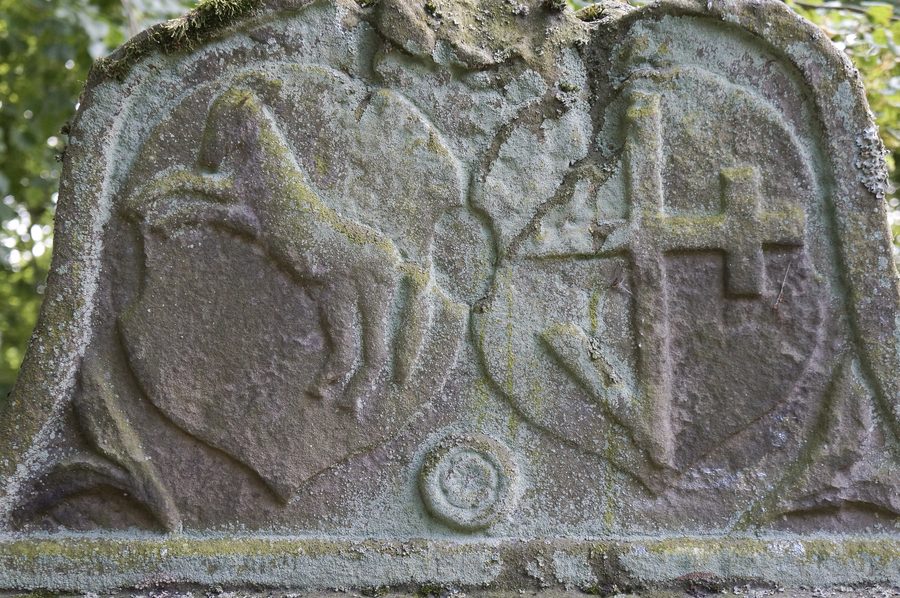 Grabstein neben der Kirchenruine Alt-Rhoden in Diemelstadt