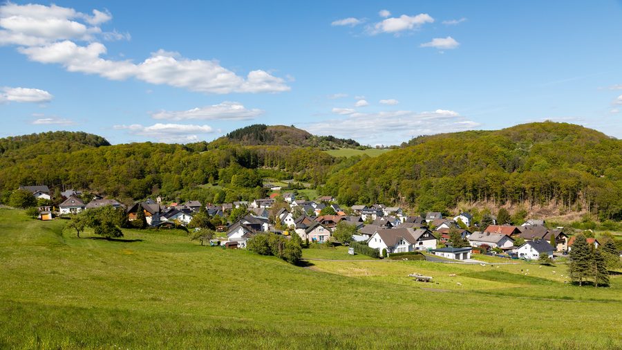 Ansicht von Oberndorf in Siegbach mit hügeliger, bewaldeter Landschaft