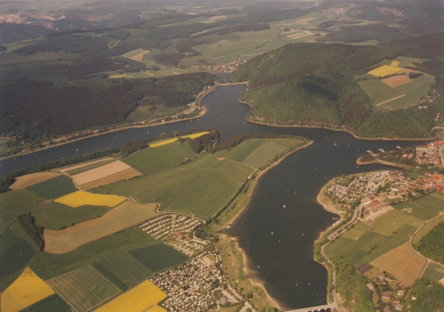 Blick über den Diemelsee zur Diemeltalsperre mit Landschaft und Heringhausen im Hintergrund