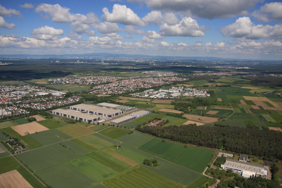 Luftbild von Rodgau mit Dudenhofen und Jügesheim im Vordergrund sowie dem Rhein-Main-Gebiet im Hintergrund