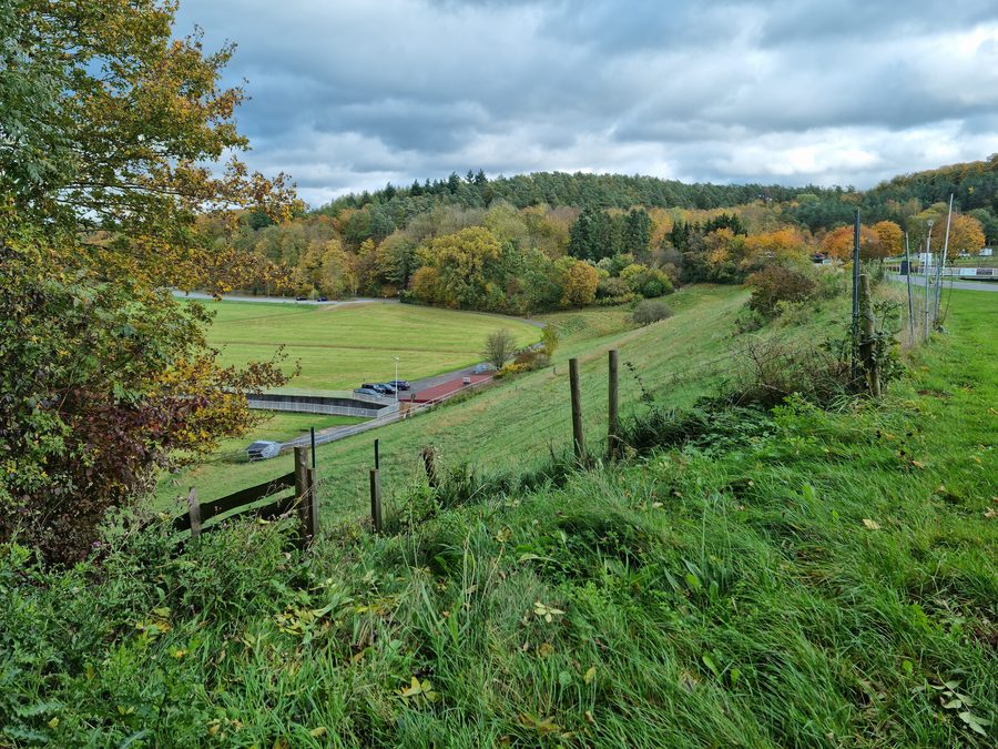 Twistetalsperre bei Wetterburg mit weitläufiger Wasserfläche und bewaldeter Uferlandschaft